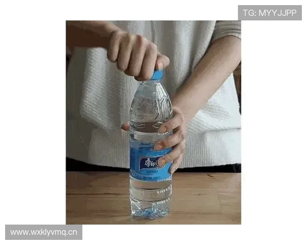 史梦瑶每天喝的水都是定制款，普通人连瓶盖都拧不开