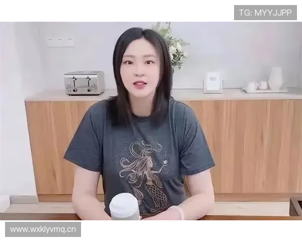 惠若琪那日常健身照，感觉隔着屏幕都能闻到她的汗味儿，普通人真拼不过她！